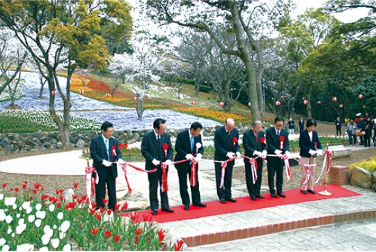 2007年に開園した下関の火の山公園トルコチューリップ園開園式 - 2007 yılında açılan Şimonoseki Hinoyama Parkındaki “Türk Lale Bahçesi.”