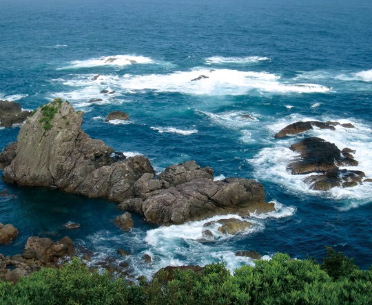 船甲羅と呼ばれている難所として有名なエルトゥールル号が遭難したところ。 - Funagora denilen, Ertuğrul Fırkateyni’nin battığı yer. Denizciler tarafından “Deniz Şeytanı” diye adlandırılmaktadır.
