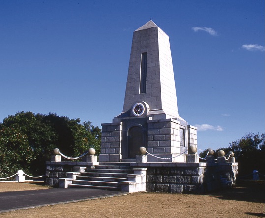 串本にあるエルトゥールル号弔魂碑。1937年に建立された。 - Kuşimoto’da bulunan Ertuğrul Fırkateyni Şehitliği.1937 yılında yapılmıştır.