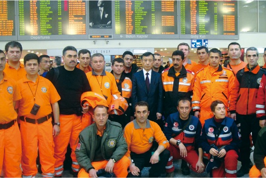 2011年の東日本大震災でトルコは32名の緊急レスキューチームを被災地へ派遣した - 2011 yılında meydana gelen Doğu Japonya Büyük Depreminde Türkiye, 32 kişiden oluşan acil yardım ekibini sevk etmiştir.