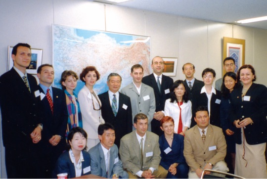 2001年の外務省のヤングリーダーズプログラムでは積極的な意見交換が行われた - 2001 yılında düzenlenen Japonya Dışişleri Bakanlığı Genç Lider Programı’nda aktif şekilde görüşlerinin alışverişi yapılmıştır.
