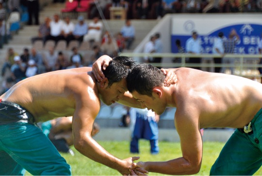 さまざまなスポーツ交流トルコの伝統競技オイルレスリングに日本人が挑戦 - Çeşitli spor alanında etkinlikler. Türkiye’nin geleneksel sporu olan yağlı güreşe Japonlar meydan okumaktadır.