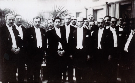 高松宮殿下は日土協会総裁としてトルコをご訪問、アタテュルク大統領とご接見になった。（1935年 アンカラ） - Prens Takamatsu Japonya-Türkiye Cemiyeti Himayesi olarak Türkiye’yi ziyaret etmiştir ve T.C.Cumhurbaşkanı Atatürk ile görüşmüştür. （Ankara, 1935）