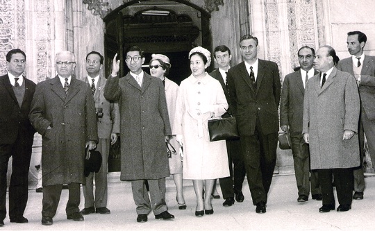 三笠宮同妃両殿下は３度にわたりトルコをご訪問になり、大歓迎をお受けになっている。（1963年 ブルサのイェシル・ジャーミーにて） - Prens ve Prenses Mikasa üç defa Türkiye’yi ziyaret etmişlerdir.Her ziyaretlerinde büyük sevgiyle karşılanmışlardır. (Bursa, 1963)