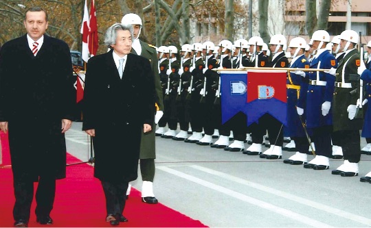 小泉純一郎総理の2006年トルコ訪問。エルドアン首相とともに。（2006年 アンカラ 資料提供：内閣府広報室） - Japon Başbakanı Koizumi’nin 2006’da Türkiye ziyaretinde T.C. Başbakanı Erdoğan ile birlikte.（Ankara, 2006）