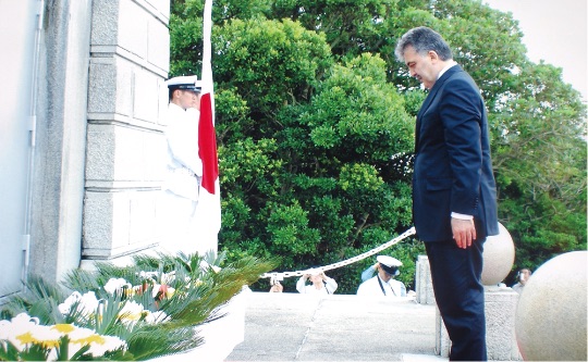 トルコの国家元首として初めて2008年にギュル大統領が日本を二国間公式訪問、串本での慰霊式典に参列された。（2008年 串本） - T.C. Cumhurbaşkanı olarak ilk kez Japonya’yı ziyaret eden Cumhurbaşkanı Gül, Kuşimoto’da bulunan Şehitlik Anıtı’nda düzenlenen Anma Törenine katılmıştır. （Kuşimoto, 2008）